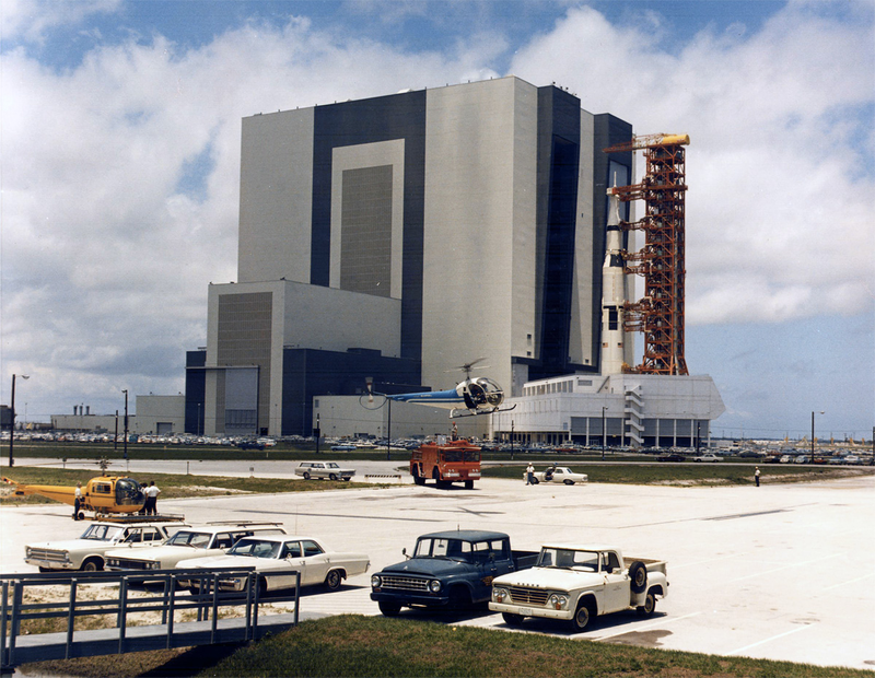Illustration for article titled Amazing photos from NASA's vaults show how they assembled Apollo 11